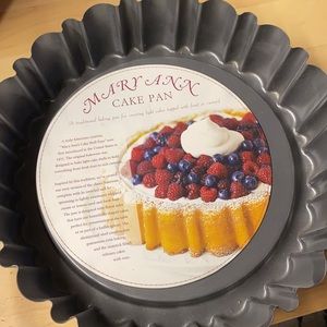 Williams Sonoma Mary Ann 10 inch cake pan
